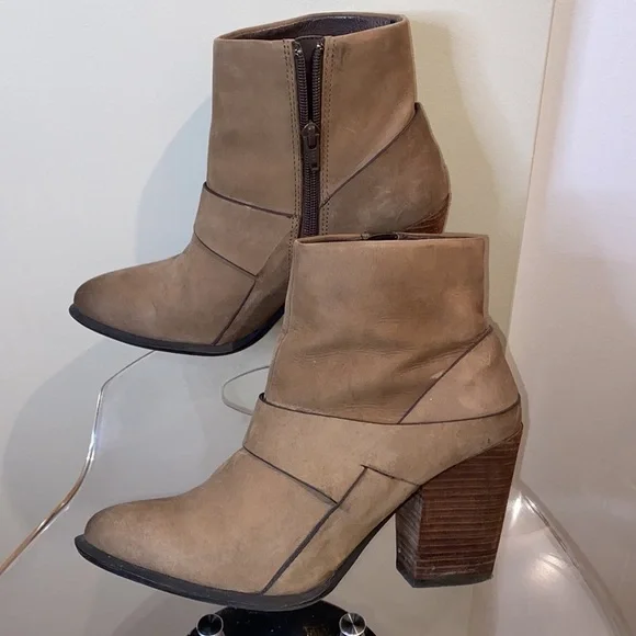Aldo  tan ankle boots w/ side zippers & fold over burnished leather design👢👢 - Picture 8 of 11